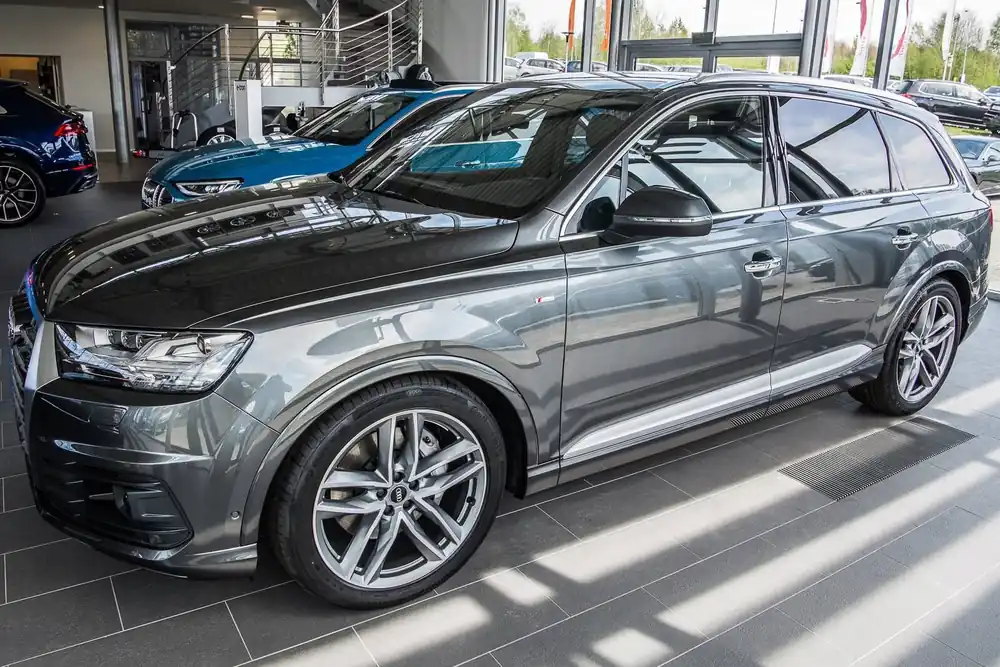 Alennus AUDI Q7 4M 2015+ Henkilöauto Ovenanturit 4 kpl